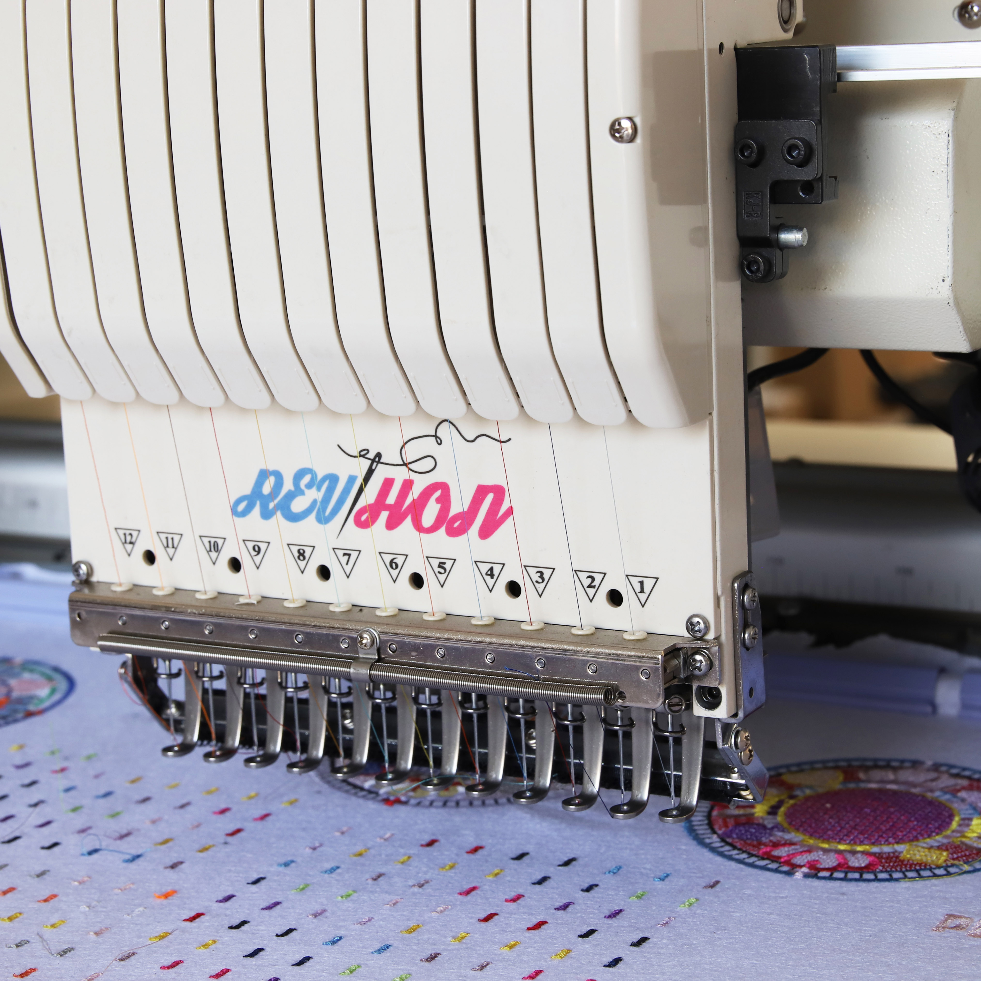 &Auml;u&szlig;erst wettbewerbsf&auml;hige, professionelle, ger&auml;uscharme automatisierte Stickmaschine